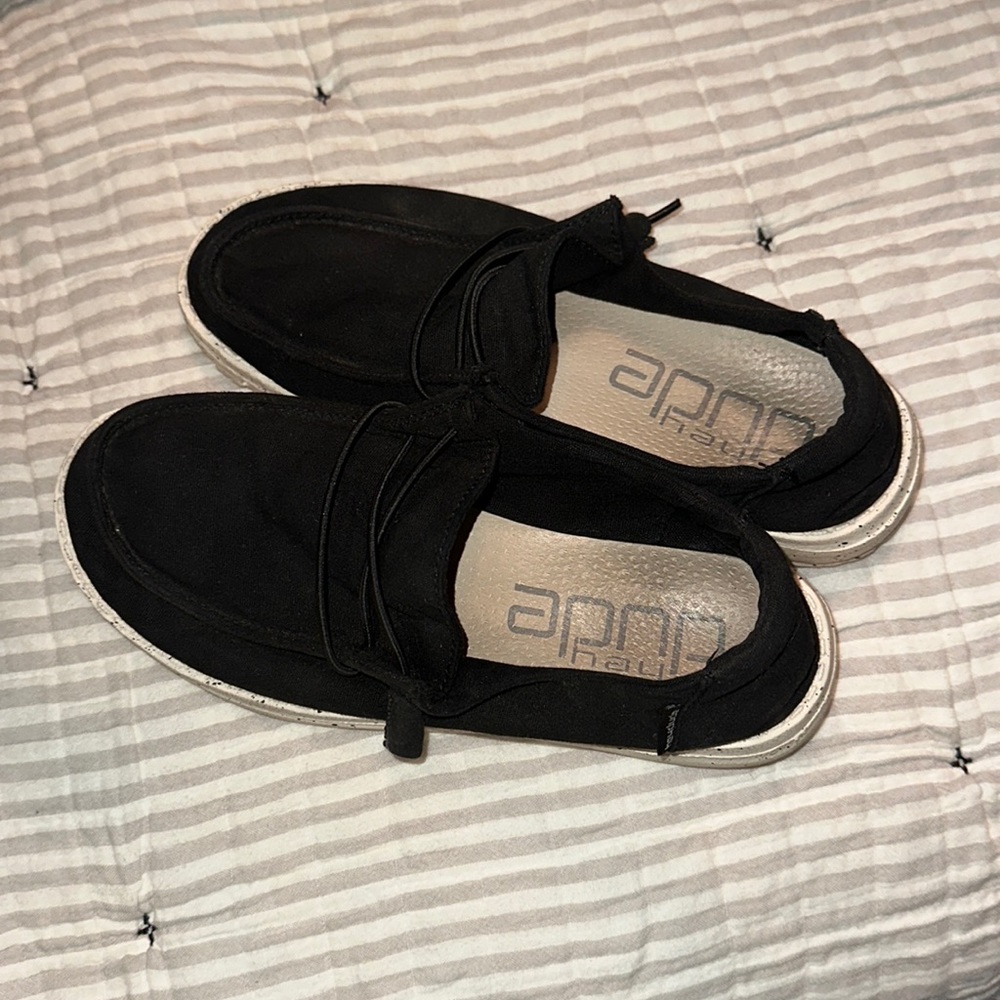 Women’s black hey dudes. Size 7